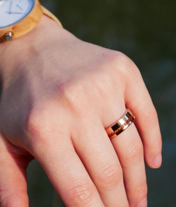 Holzspecht rings with wood