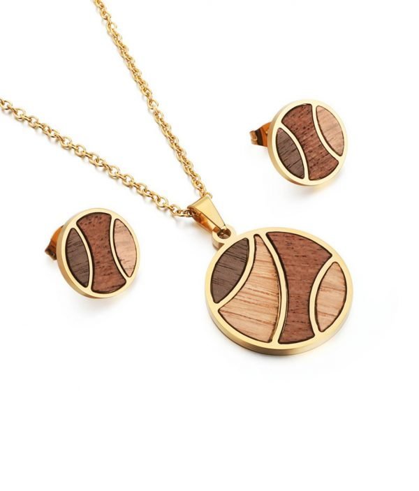 Earrings and necklaces made of wood
